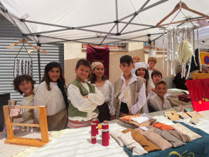 L'alumnat de 5è, a la seva parada de la Fira del segle XVIII.