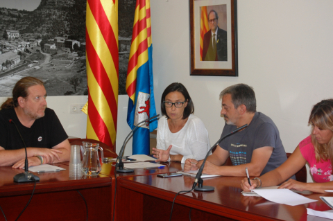 La Regidora d’Educació, Paola Moral, explicant els detalls del canvi de gestió dels menjadors escolars.