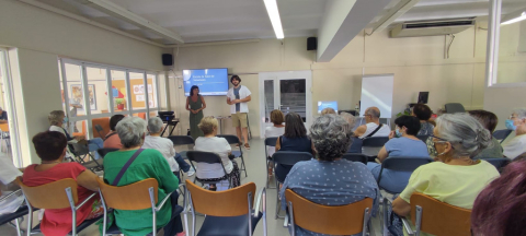 Una trentena de persones a la primera sessió de la nova Escola de Salut.