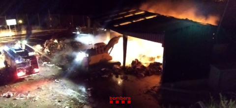 Incendi a l’abocador de Coll Cardús. Font: Bombers