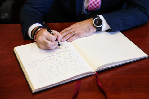 El conseller de Territori, signant al llibre d'honor de l'Ajuntament. Font: Conselleria de Territori