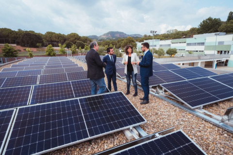 Aragonès i Jordà, visitant les plaques solars de l'Institut de Vacarisses. Font: Generalitat