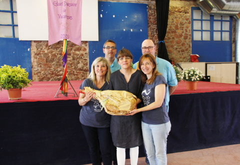 L'Esbart amb els padrins de l'entitat.