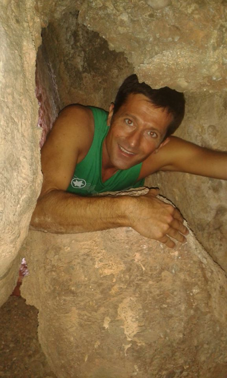 Dani Ramírez, passant per l'estreta Cova del J.A. (Cingle Petit)