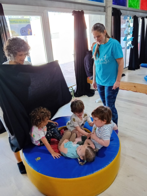 L’AFA de l’escola bressol El Cuc organitza una sessió de psicomotricitat en família.