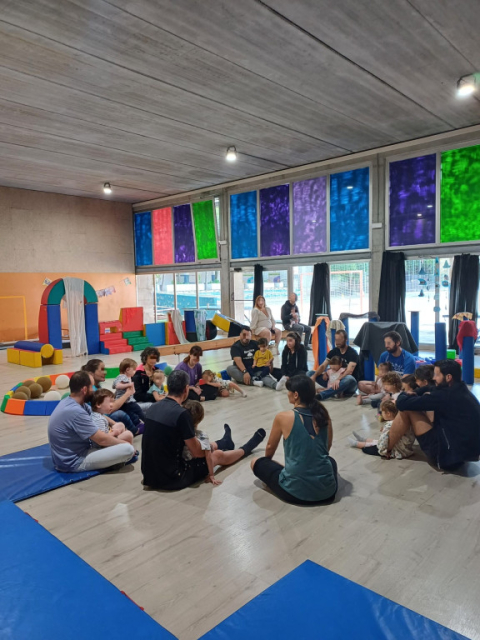 L’AFA de l’escola bressol El Cuc organitza una sessió de psicomotricitat en família.