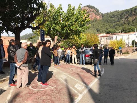 Concentració al davant de l'Ajuntament de Vacarisses.