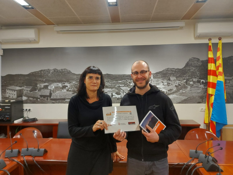 Marc Gómez, recollint el premi del concurs de mans de la regidora de Turisme, Olga Serra.