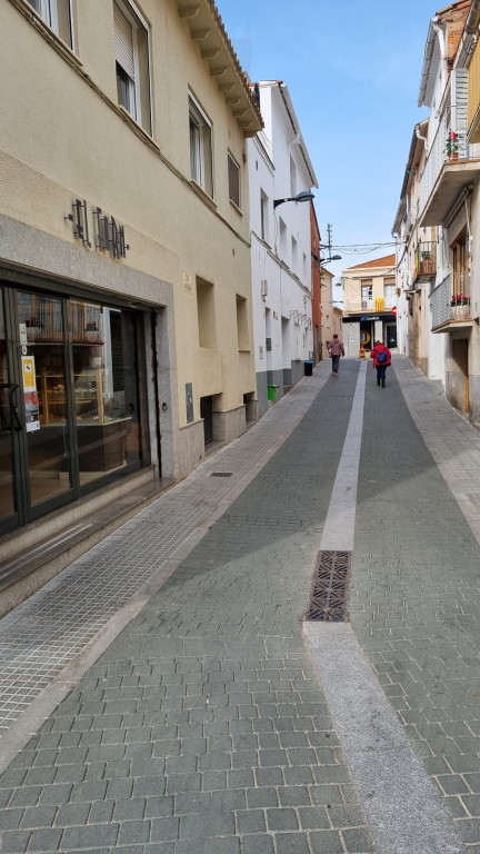 Un dels carrers de l'illa de vianants de Vacarisses.