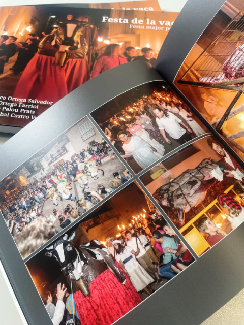 La Festa de la Vaca en un llibre de fotografies.