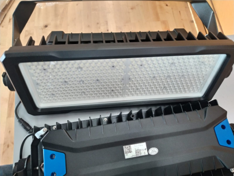 Es renova l’enllumenat de la pista interior del poliesportiu.