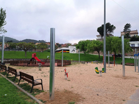 S’ha començat per col·locar les estructures de base al parc de la Plaça Armand Lladó, de Can Serra.