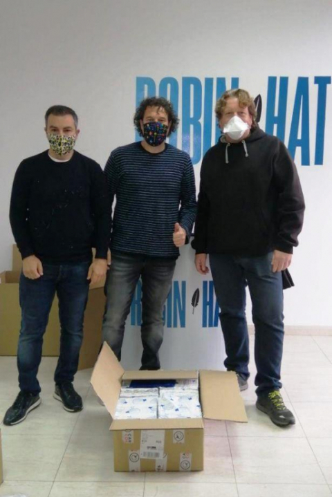 El regidor Pere Casas, recollint, a l'empresa de Rubí Robin Hat, el material tèxtil que han donat per fer mascaretes.
