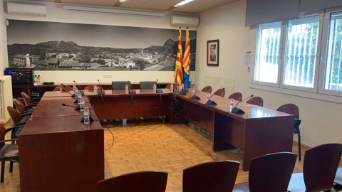 La Sala de Plens, a punt per a la primera sessió presencial des de la pandèmia.