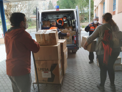 Es lliura el material recollit per a Ucraïna.