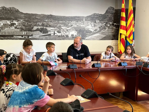 L’escola Font de l’Orpina visita l’Ajuntament.
