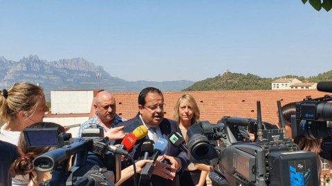 El conseller d'Interior i l'alcalde de Vacarisses, atenent els mitjans de comunicació.