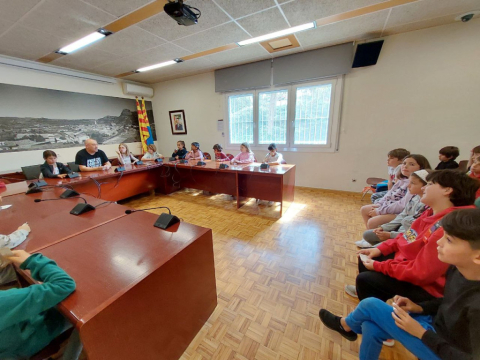L’escola Font de l’Orpina visita l’Ajuntament.