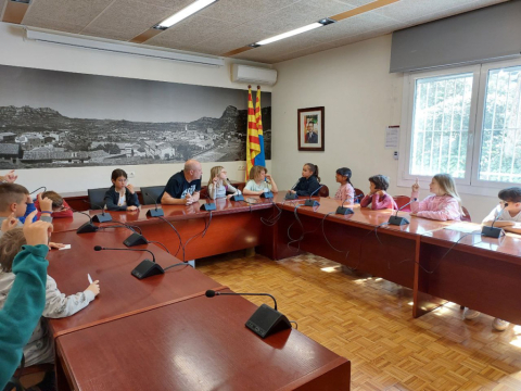 L’escola Font de l’Orpina visita l’Ajuntament.
