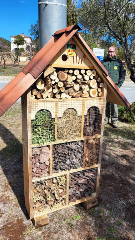 S’inauguren dos hotels d’insectes.