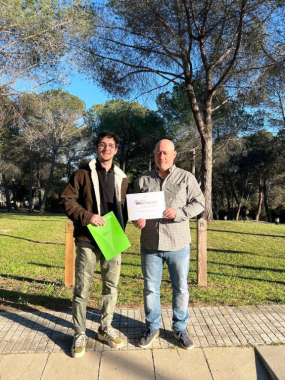 L'alcalde Vacarisses i el regidor de Comunicació i Transparència, amb el segell.
