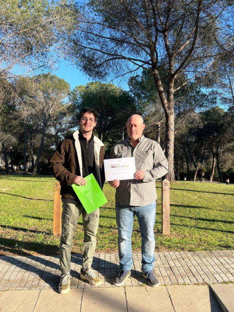 L'alcalde Vacarisses i el regidor de Comunicació i Transparència, amb el segell.