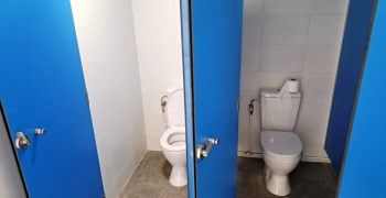 Els nous lavabos del vestidor d'homes de la piscina.