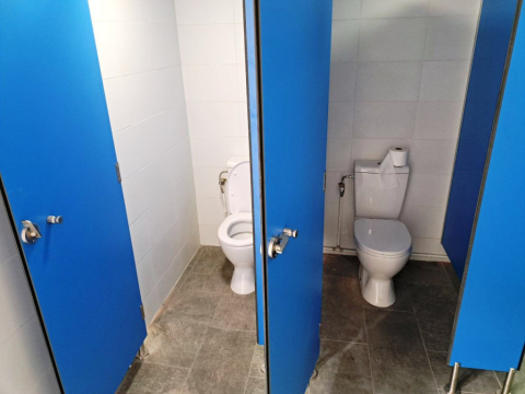 Els nous lavabos del vestidor d'homes de la piscina.