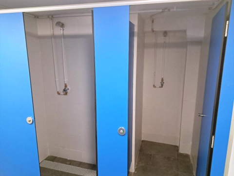Les noves dutxes del vestidor d'homes de la piscina.