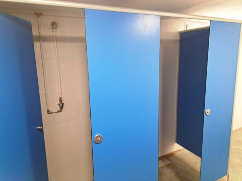 Les noves dutxes del vestidor d'homes de la piscina.