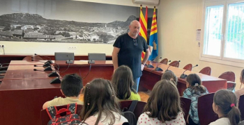 L'alcalde ha rebut l'alumnat a la sala de plens.