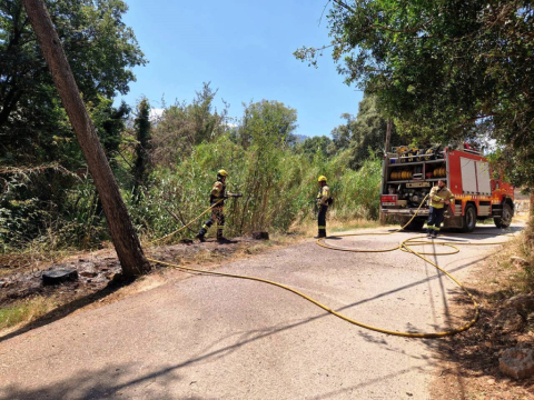 Bombers acabant d'extingir l'incendi de La Creu.