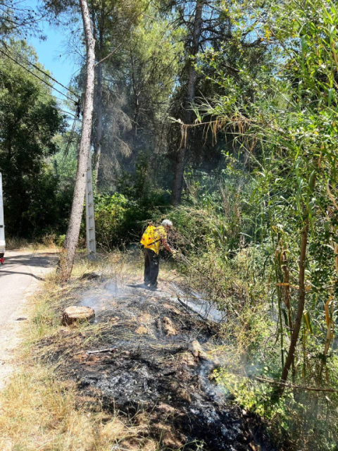 L'ADF de Vacarisses treballant en l'extinció de l'incendi a La Creu.