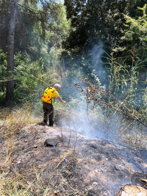 L'ADF de Vacarisses treballant en l'extinció de l'incendi a La Creu.