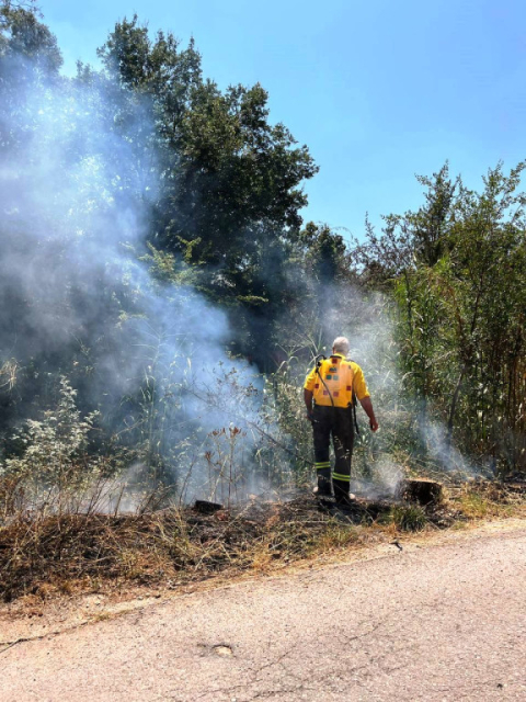 L'ADF de Vacarisses treballant en l'extinció de l'incendi a La Creu.