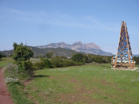 Projecte de construcció d'una torre d'extracció de petroli.