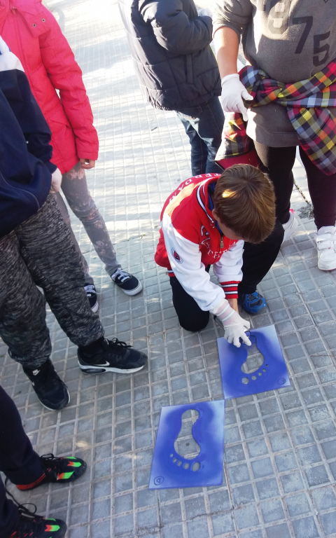 Pintant petjades per seguir El Camí de l'Escola.