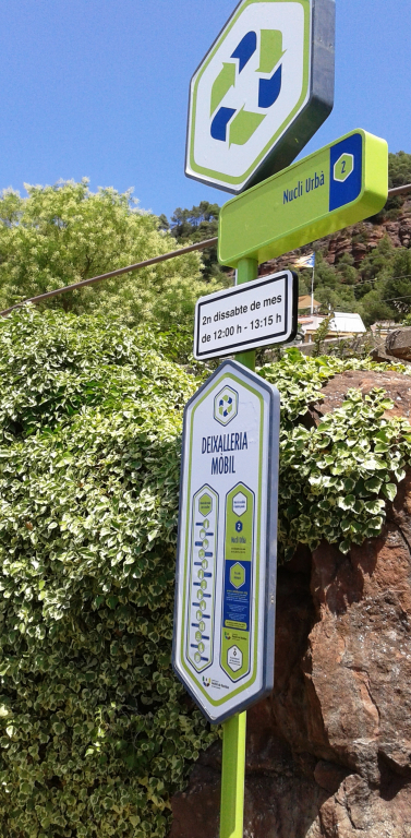 Senyalització de la deixalleria mòbil al nucli urbà.