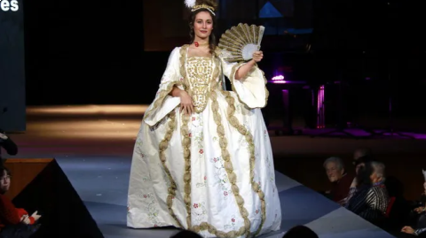 Un vestit vacarissà, segon premi de la categoria d’època al Concurs Nacional de Vestits de Paper. Font: ACN/Anna Berga