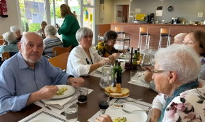 Càritas Parroquial de Vacarisses busca voluntariat per a “Dinar amb Companyia”. Font: Càritas Diocesana de Vic