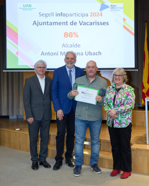 L'alcalde de Vacarisses recollint el Segell Infoparticipa.