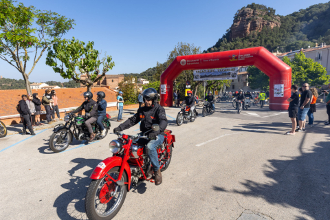 Sortida de la XXXIII Vacaclàssic Vacarisses. Font: Moto Clàssic Vacarisses