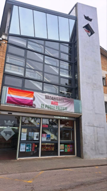 La bandera per la visibilitat lèsbica, a la façana de l'Ajuntament de Vacarisses.