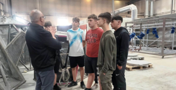 Els alumnes del Tastet d’Oficis visitant una empresa del polígon.